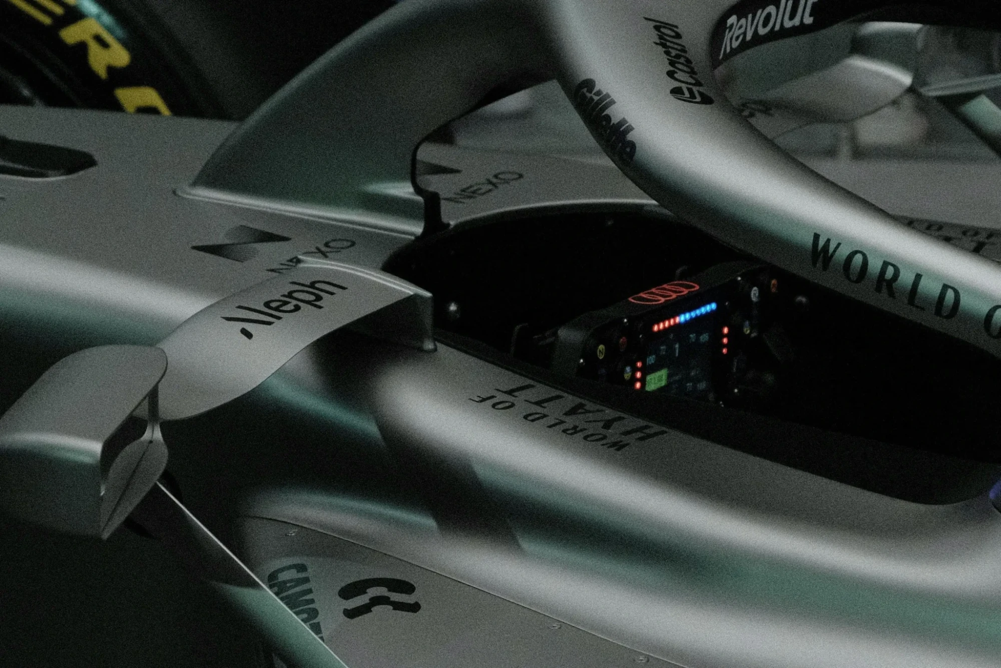 Detailný pohľad do kokpitu monopostu Formuly 1 s logami sponzorov